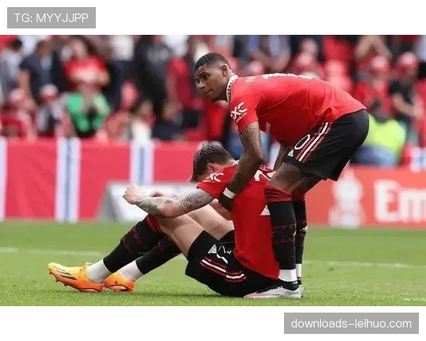 终场哨响，老特拉福德响起嘘声，滕哈赫面无表情快步走入球员通道。